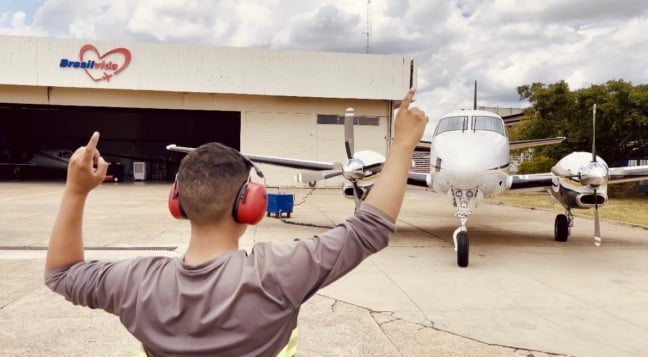 Pacientes foram transferidos em aeronave da Brasil Vida Táxi Aéreo, que realizou parada técnica em Goiânia (Foto: Divulgação / Godoi Comunicação)