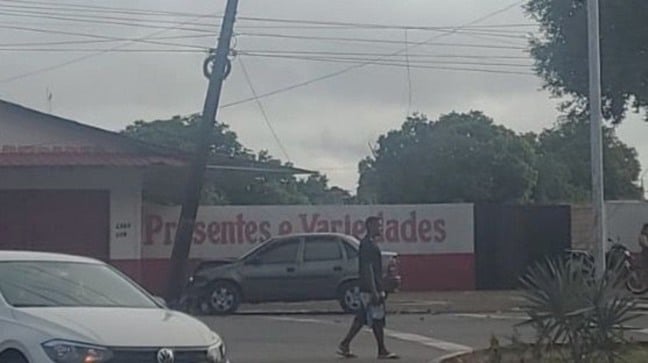 Motorista conduzia o veículo Chevrolet Corsa que bateu no poste (Foto: Reprodução)