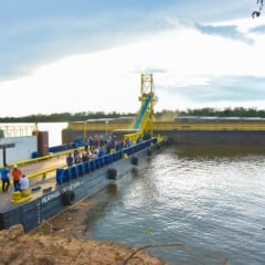 O primeiro embarque pela Estação de Transbordo de Cargas (ETC), recém-instalada na Vila Vista Alegre, às margens do Rio Branco, foi de soja. Foto: Neto Figueredo/Secom-RR