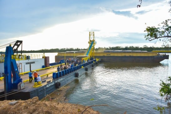 O primeiro embarque pela Estação de Transbordo de Cargas (ETC), recém-instalada na Vila Vista Alegre, às margens do Rio Branco, foi de soja. Foto: Neto Figueredo/Secom-RR