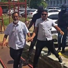 Nazar Mohammed e o filho Azruddin Mohammed vão algemados