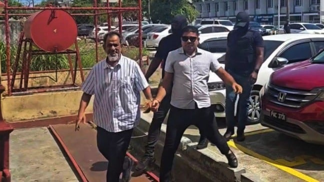 Nazar Mohammed e o filho Azruddin Mohammed vão algemados