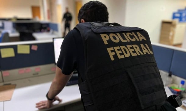 Ao todo, estão sendo cumpridos 12 mandados de busca e apreensão. 
(Foto: PF/Divulgação).