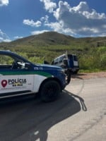 
Durante a fuga, o suspeito perdeu o controle da direção, saiu da pista e caiu em um declive, momento em que a equipe conseguiu abordá-lo (Foto: Divulgação) 
