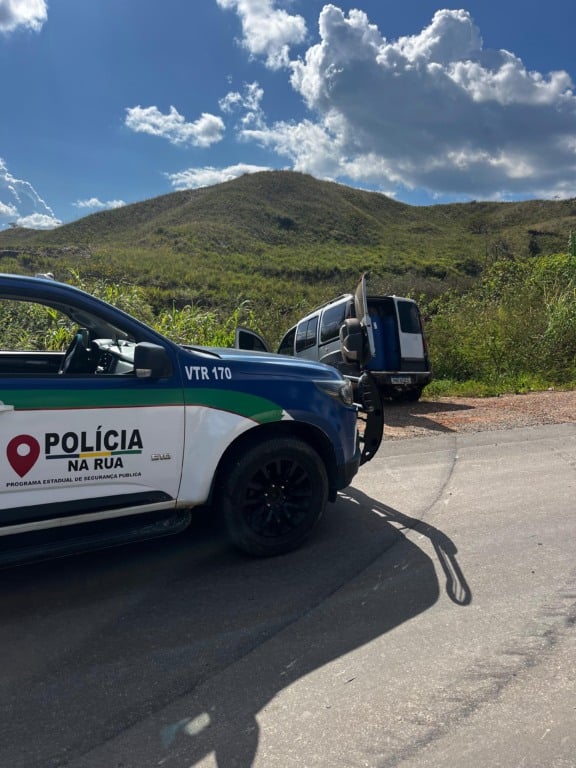 
Durante a fuga, o suspeito perdeu o controle da direção, saiu da pista e caiu em um declive, momento em que a equipe conseguiu abordá-lo (Foto: Divulgação) 
