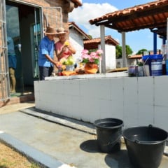 Familiares realizam a limpeza dos túmulos de entes queridos para o Dia de Finados (Foto: Nilzete Franco/FolhaBV)