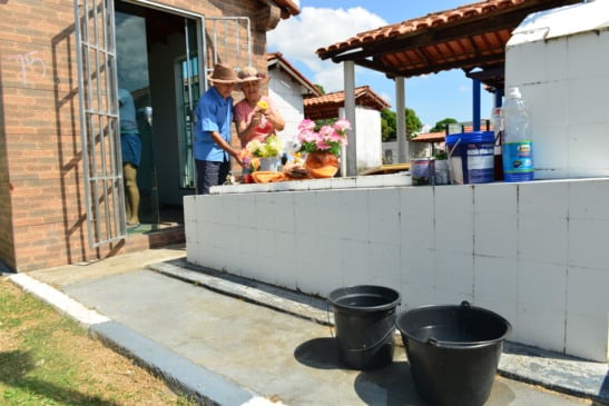 Familiares realizam a limpeza dos túmulos de entes queridos para o Dia de Finados (Foto: Nilzete Franco/FolhaBV)