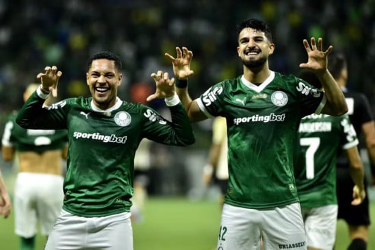 Flaco López e Vitor Roque em comemoração. 
(Foto: Marcos Ribolli.)