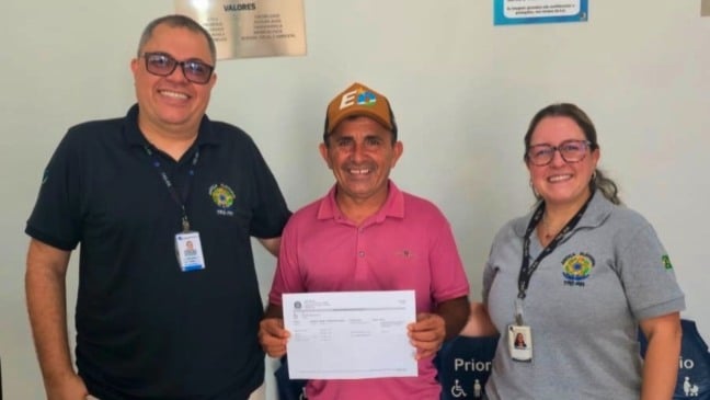 O técnico judiciário do TRE-RR, Fábio Barros, o suplente de vereador Roberto Curió e a chefe de cartório da 4ª Zona Eleitoral de São Luiz, Mariana Amaral Gonçalves (Foto: Divulgação)