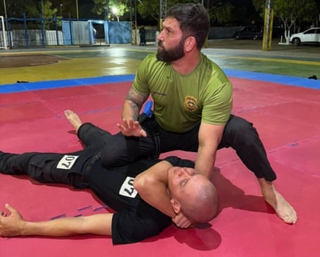 Na modalidade, os policiais aprenderam sobre técnicas básicas de Muay Thay, MMA, Jiu-Jitsu, autodefesa, controle de armamento e retenção (Foto: Divulgação) 