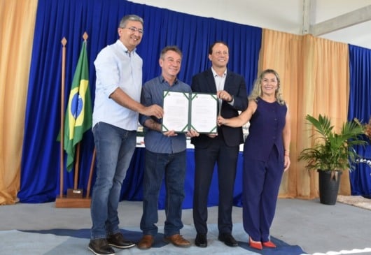 O  governador Antonio Denarium; o reitor da UFRR, Geraldo Ticianeli; o vice-governador, Edilson Damião, e a presidente da Codesaima, Maria Dantas, durante a assinatura de Protocolo de Intenções entre o Governo de Roraima por meio da estatal e a Universidade 
