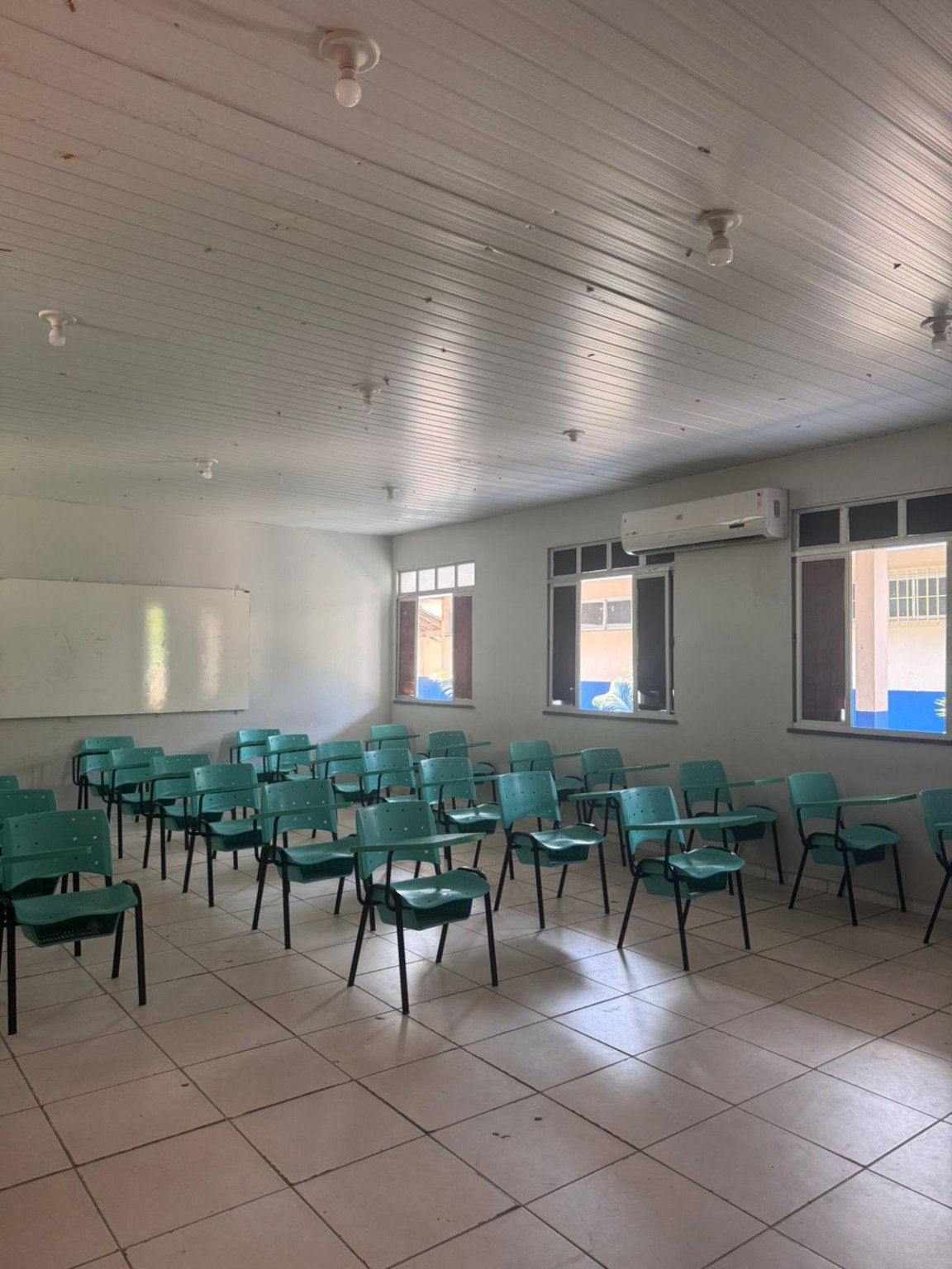 Salas ficam com as janelas abertas para tentar amenizar o calor - Foto: Reprodução