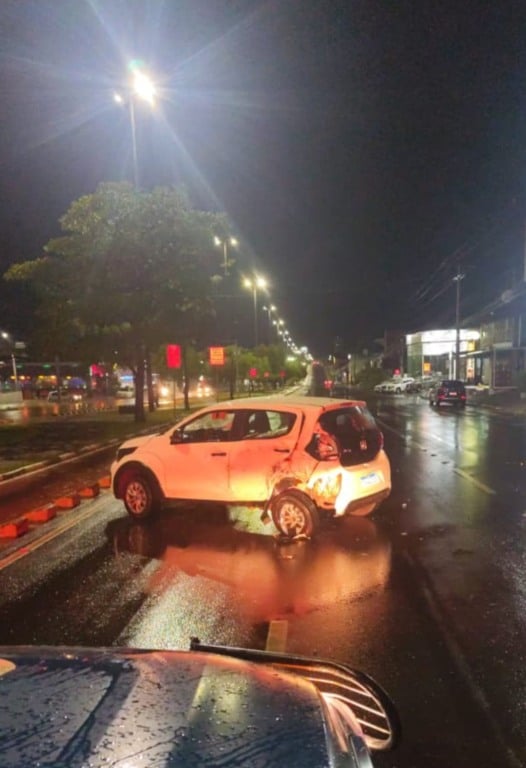 Após bater em carro, motorista deixa caminhonete no local do acidente e foge