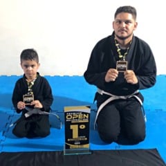 Pai e filho conquistam medalha de ouro em torneio de jiu-jitsu. (Foto: Ascom/Stronda Top Team)