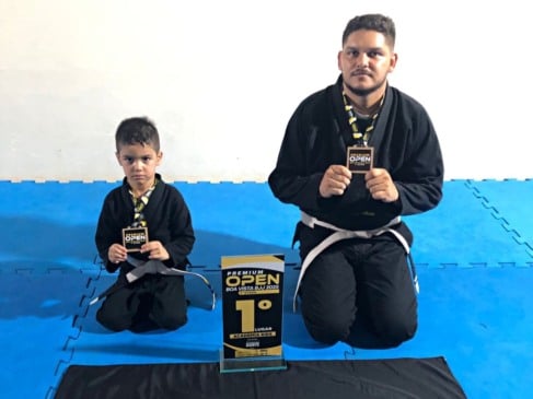 Pai e filho conquistam medalha de ouro em torneio de jiu-jitsu. (Foto: Ascom/Stronda Top Team)