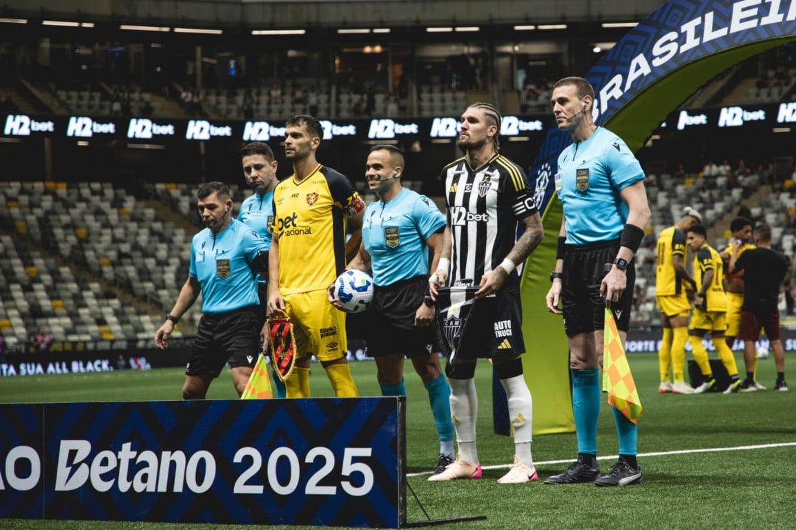 Equipe de arbitragem em partida entre Atlético-MG e Sport Recife. (Foto: Divulgação) 