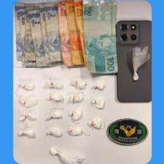 O suspeito e as trouxinhas foram apresentados na Central de Flagrantes (Foto: Divulgação) 