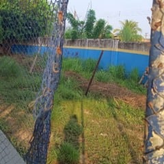 Um dos riscos são as grandes de proteção da quadra poliesportiva da escola com pontas de ferro expostas. Foto: reprodução