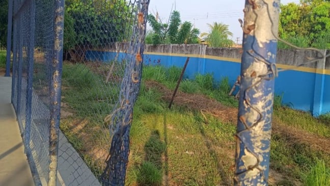 Um dos riscos são as grandes de proteção da quadra poliesportiva da escola com pontas de ferro expostas. Foto: reprodução