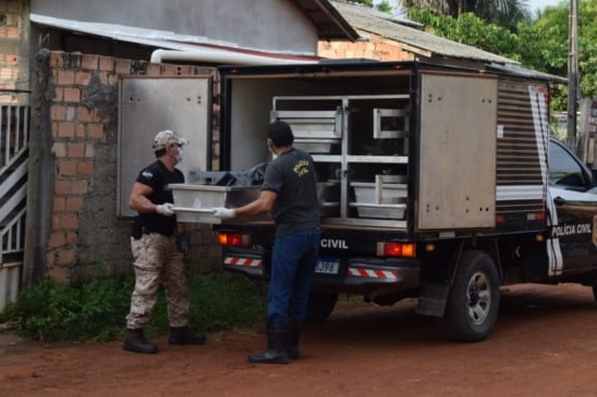 Os corpos foram removidos ao IML para identificação (Foto: Wenderson Cabral/FolhaBV) 