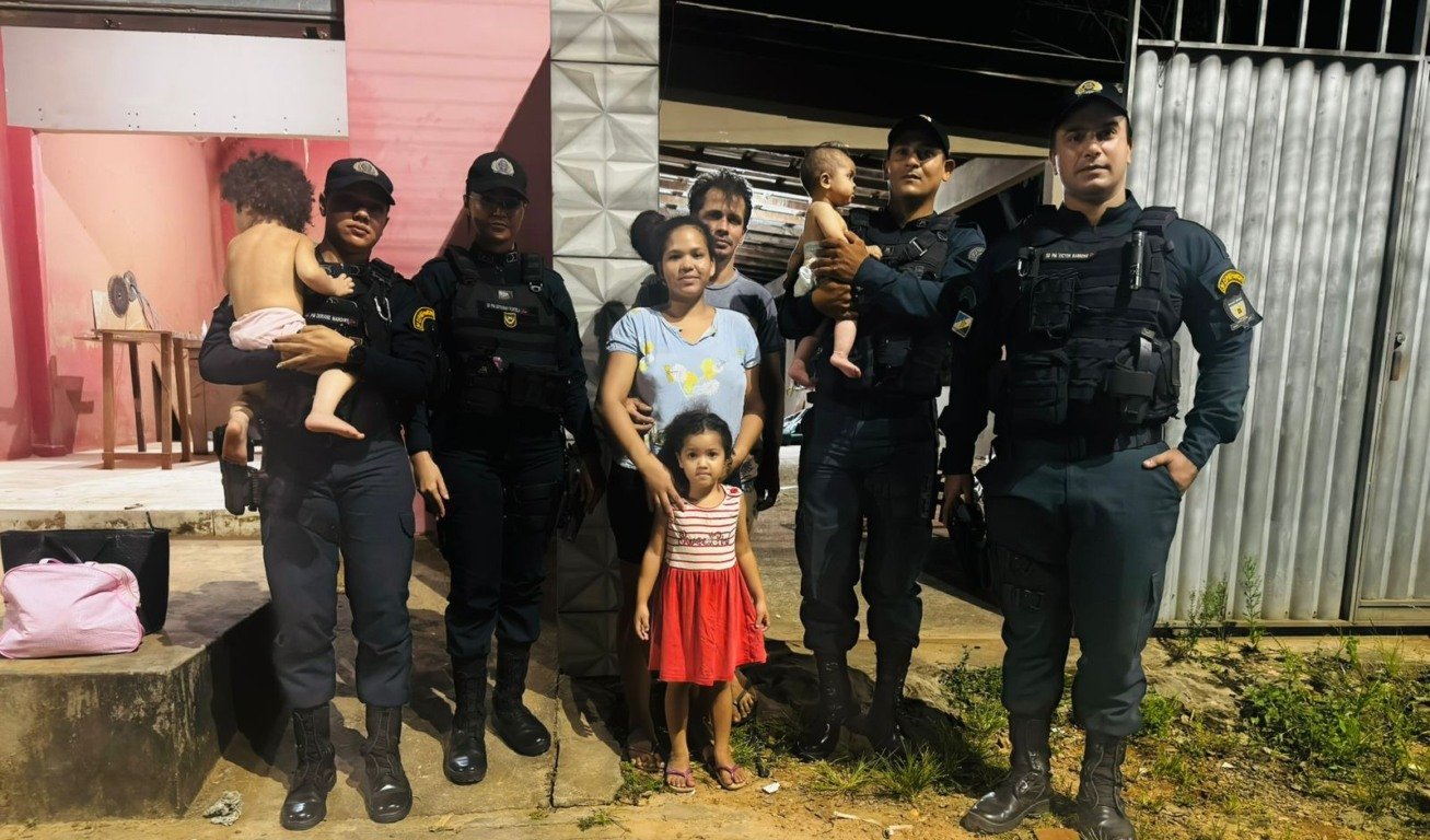 A guarnição e a família da bebê (Foto: Divulgação) 