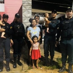 A guarnição e a família da bebê (Foto: Divulgação) 