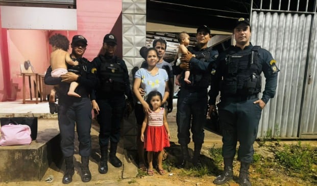 A guarnição e a família da bebê (Foto: Divulgação) 