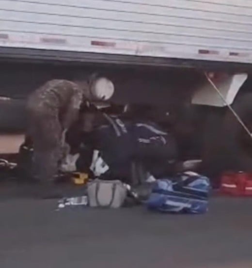 Momento em que a vítima é socorrida pelo Samu (Foto: Divulgação) 