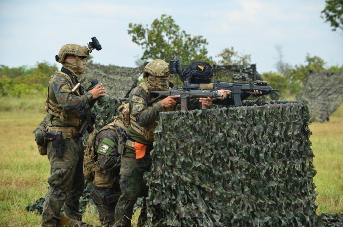 Exercício de tiro durante demonstração da Operação Atlas (Foto: Nilzete Franco/FolhaBV)
