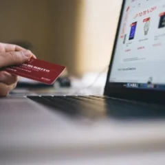 Mais da metade das ações criminosas no Brasil (53,7%) teve como alvo bancos e emissores de cartões. Foto: Pexels