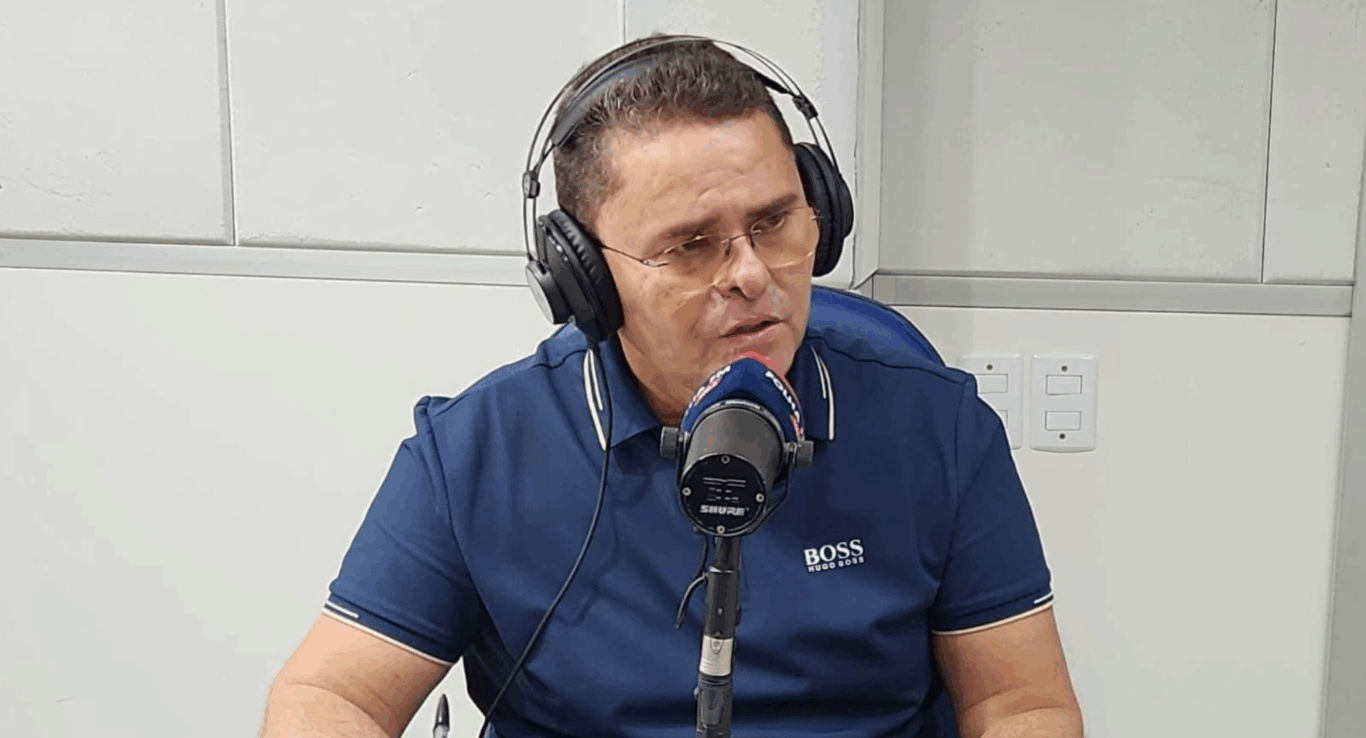 Deputado Albuquerque durante entrevista no Agenda da Semana. Foto: Estúdio/Folha FM