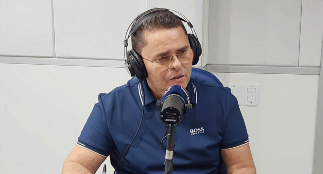 Deputado Albuquerque durante entrevista no Agenda da Semana. Foto: Estúdio/Folha FM