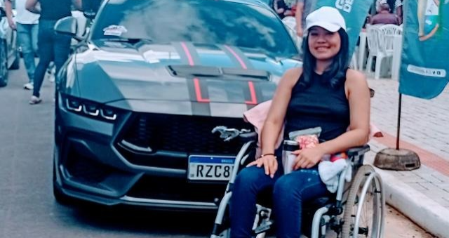 Jovem começou a apresentar sintomas ainda na adolescência, após um episódio de febre. (Foto: Divulgação)