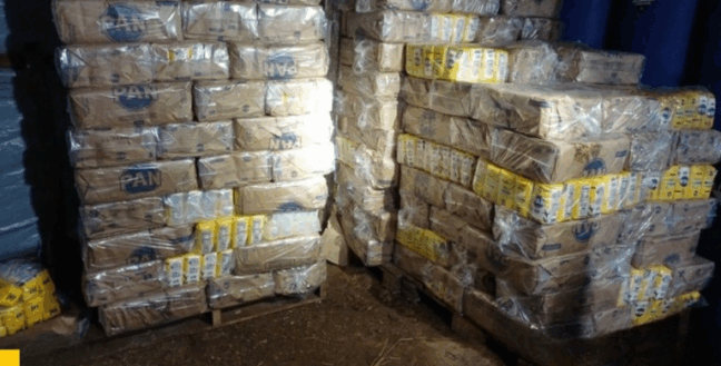 No depósito, foram apreendidas cerca de 4,4 toneladas de Harina Pan contrabandeadas da Venezuela. (Foto: Divulgação/PRF)