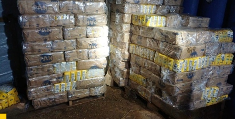 No depósito, foram apreendidas cerca de 4,4 toneladas de Harina Pan contrabandeadas da Venezuela. (Foto: Divulgação/PRF)