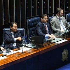 Davi Alcolumbre (2º à dir.) presidiu a sessão ao lado do relator da MP, Eduardo Braga (2º à esq.) e do presidente da comissão mista, deputado Fernando Coelho Filho. Foto: Jonas Pereira/Agência Senado