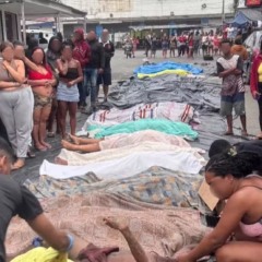 Dezenas de corpo são levados para praça na Penha, no dia seguinte à megaoperação. Foto: Raull Santiago/Arquivo pesssoal