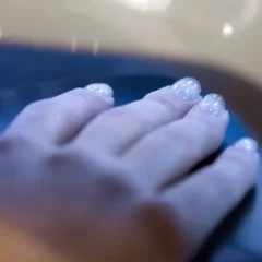 Produtos que reagem à luz UV usada na esmaltação em gel trazem riscos à saúde. Foto: Freepik