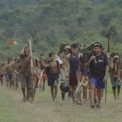 Kopenawa é o eixo da narrativa, que acompanha a comunidade Watorikɨ durante um Reahu — celebração que, na tradição yanomami, articula relações entre vivos, ancestrais e espíritos. Foto: divulgação/ISA