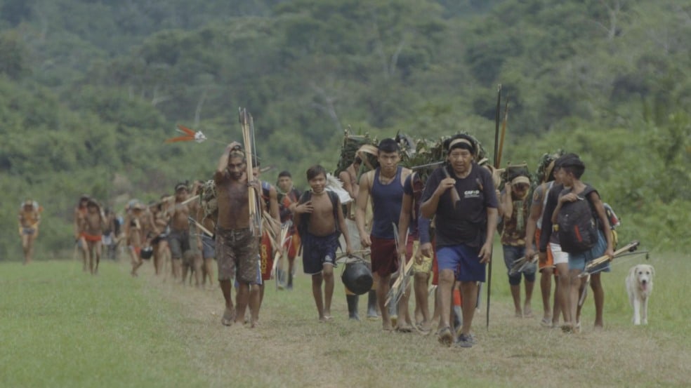 Kopenawa é o eixo da narrativa, que acompanha a comunidade Watorikɨ durante um Reahu — celebração que, na tradição yanomami, articula relações entre vivos, ancestrais e espíritos. Foto: divulgação/ISA Kopenawa é o eixo da narrativa, que acompanha a comunidade Watorikɨ durante um Reahu — celebração que, na tradição yanomami, articula relações entre vivos, ancestrais e espíritos. Foto: divulgação/ISA