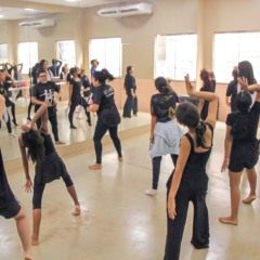 Turma pratica movimentos de jazz contemporâneo, aula que combina técnica, expressão corporal e ritmos atuais. (Foto:  Nonato Sousa)