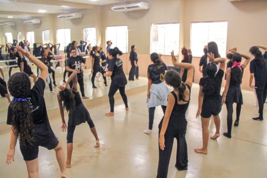 Turma pratica movimentos de jazz contemporâneo, aula que combina técnica, expressão corporal e ritmos atuais. (Foto:  Nonato Sousa)