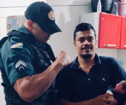 Sargento, o pai e a recém-nascida (Foto: Divulgação)