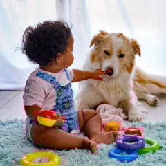 Ter um pet desde criança pode ajudar na saúde mental (Foto: Reprodução)
