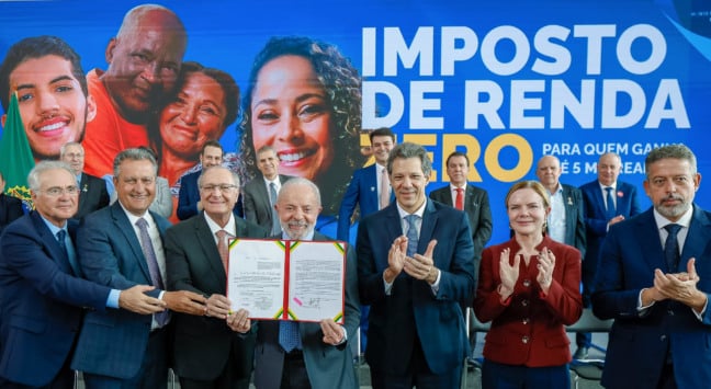 O presidente Luiz Inácio Lula da Silva, o vice-presidente Geraldo Alckmin e outras autoridades federais durante a sanção da lei que isenta imposto de renda para quem recebe até R$ 5 mil