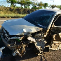Veículo Corolla ficou parcialmente destruído (Foto: Nilzete Franco/FolhaBV)