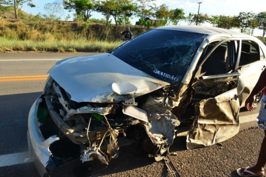 Veículo Corolla ficou parcialmente destruído (Foto: Nilzete Franco/FolhaBV)