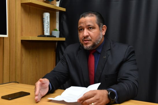 O advogado Samuel Almeida em entrevista à Folha (Foto: Nilzete Franco/Folha BV)