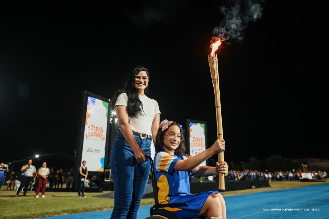Aluna cadeirante, Maysa Victória e sua cuidadora Letícia Azevedo. (Foto: Giovani Oliveira/SEMUC)
