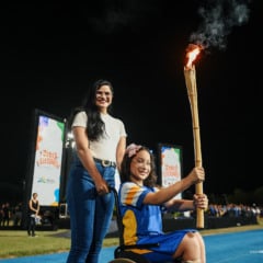 Aluna cadeirante, Maysa Victória e sua cuidadora Letícia Azevedo. (Foto: Giovani Oliveira/SEMUC)